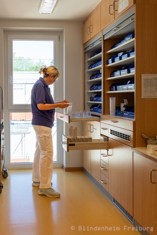 Blindenheim Freiburg Pflegekraft bei der Medikamentenzusammenstellung