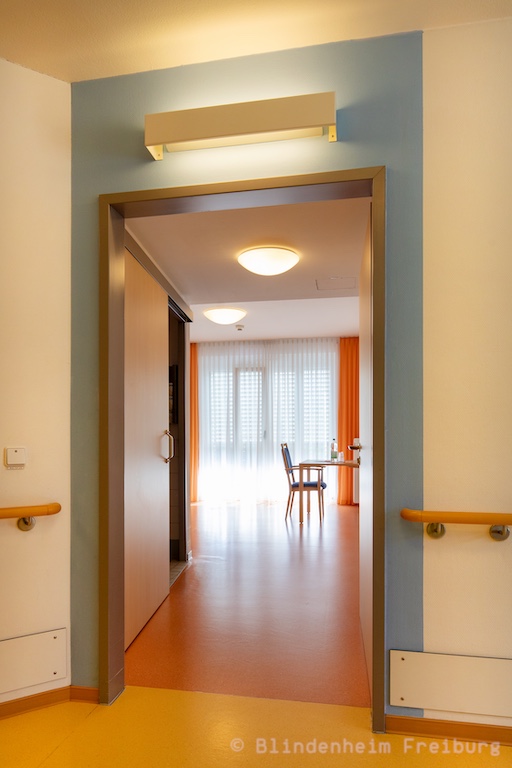 Blindenheim Freiburg Blick in ein freies Zimmer vom Flur aus