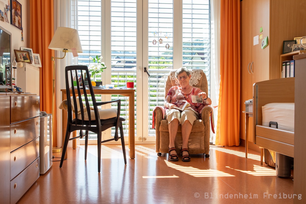 Blindenheim Freiburg Bewohnerin in ihrem Zimmer