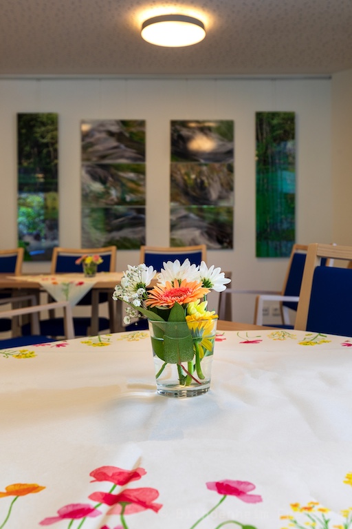 Blindenheim Freiburg liebevoller Blumenschmuck auf einer Blumentischdecke